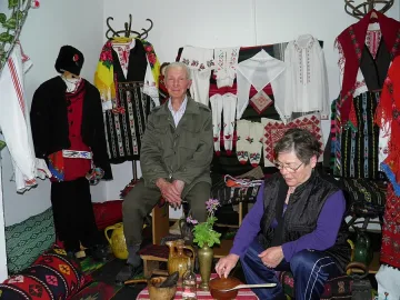 Баби и дядовци подредиха 100-годишни вещи в етно-кът