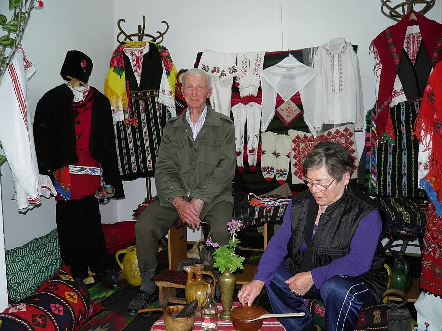 Баби и дядовци подредиха 100-годишни вещи в етно-кът