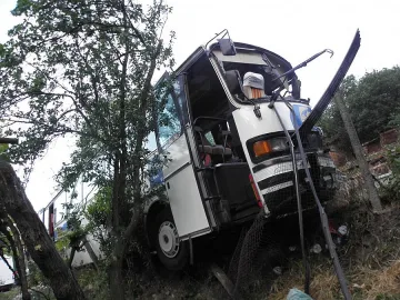Гръцки тир се заби в пътнически автобус