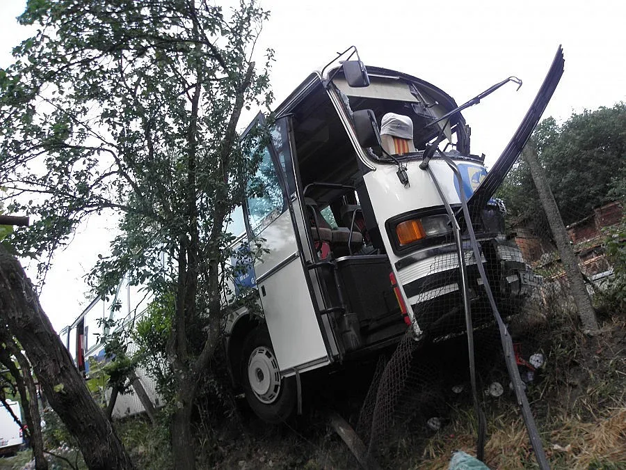 Гръцки тир се заби в пътнически автобус