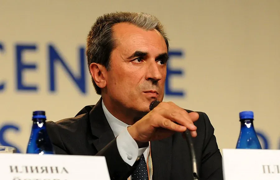 Дамско трио до Орешарски