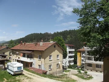 Пари или любов зад бесилките в Мадан