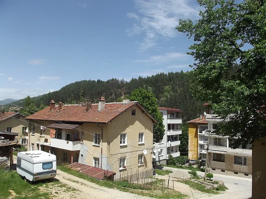 Пари или любов зад бесилките в Мадан