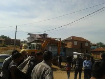 Роми на бунт заради съборена каравана