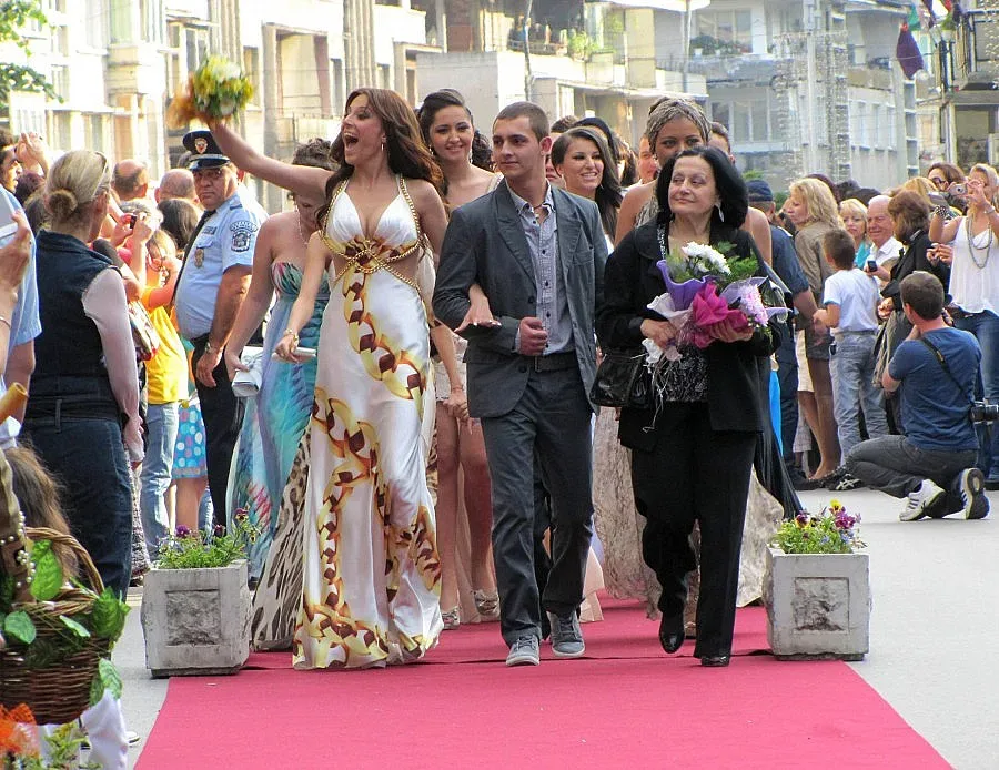 Червен килим и арка за абитуриентите