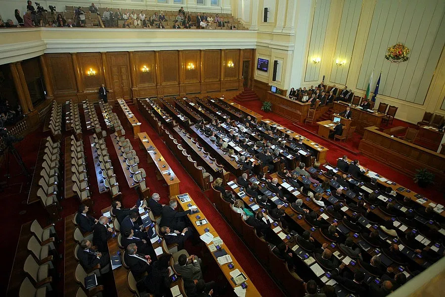 ГЕРБ напуснаха залата, протестират срещу Манолова