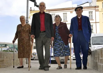 Пенсионери се венчаха в старчески дом