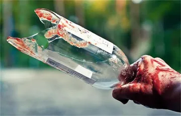 Неизвестен удари с бутилка ямболец