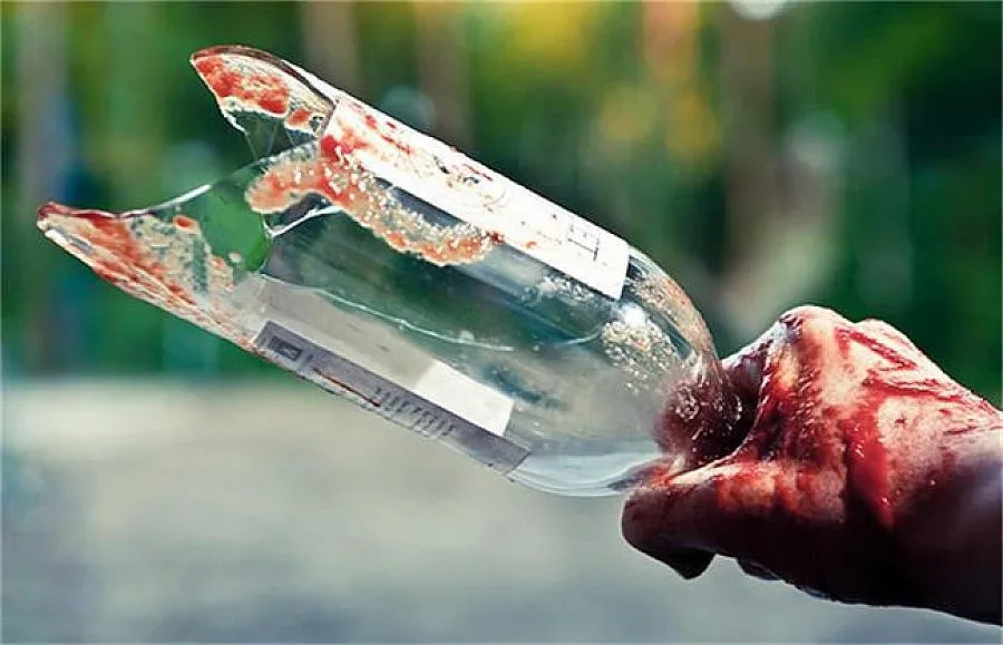 Неизвестен удари с бутилка ямболец