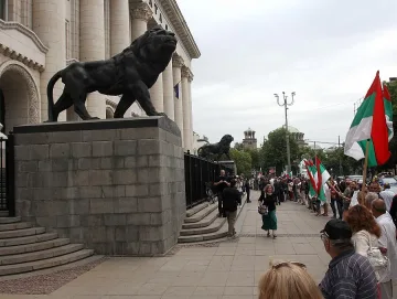Бранят Цацаров с обърнати знамена