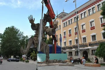 Баба Яга яхна метлата