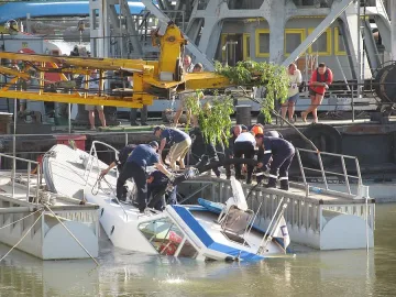 Катер потъна два пъти в Дунав