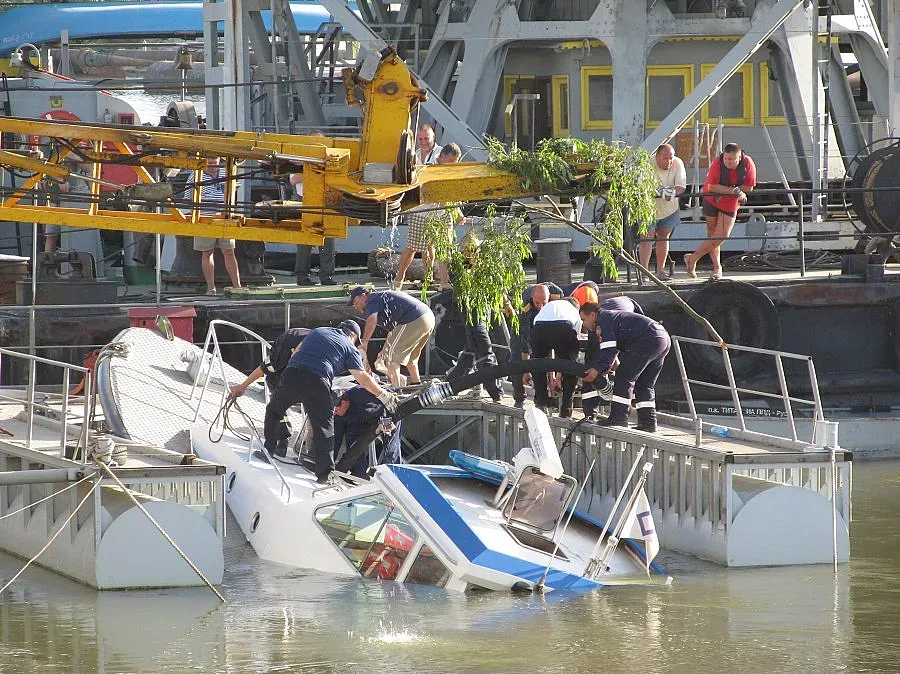 Катер потъна два пъти в Дунав