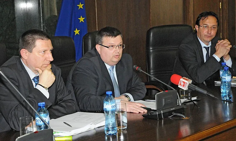 Цацаров стяга щерка си за бал