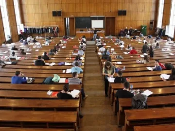 Зрелостничка атакува "Заточеници" със слушалка в ухото