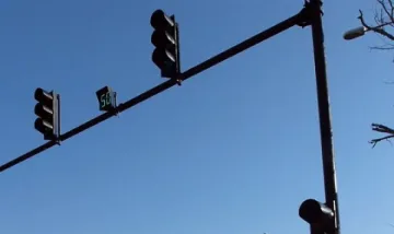 Апаши блокираха светофар