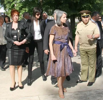 Попова носи 300-килограмова камбана за църквата в Одрин