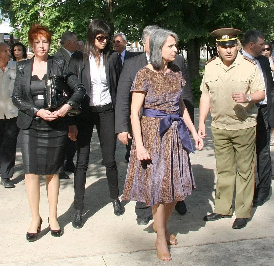 Попова носи 300-килограмова камбана за църквата в Одрин