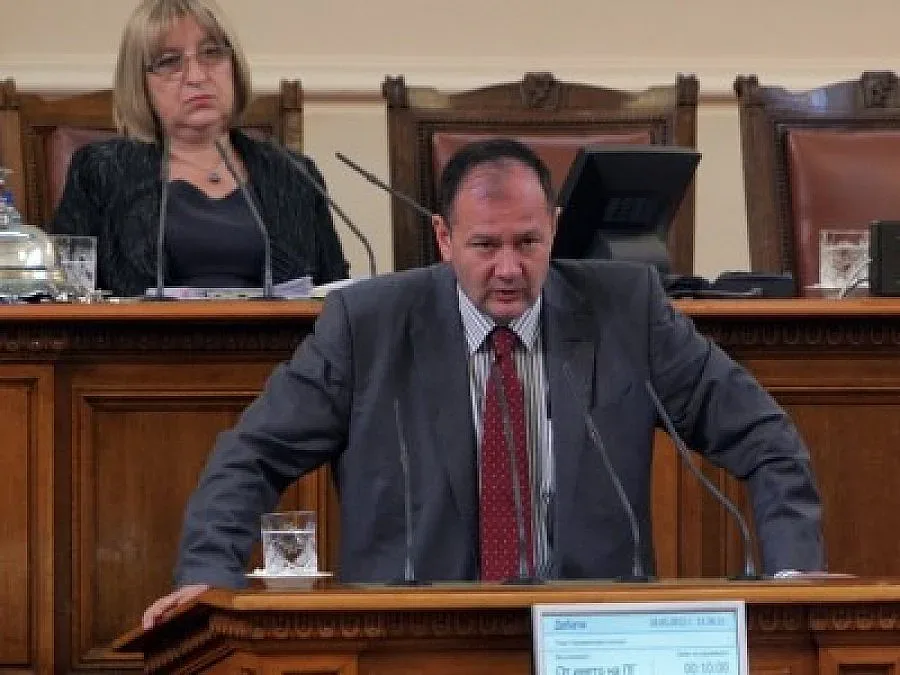 Миков седна в стола на Цачева