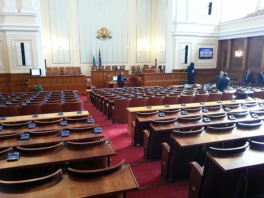 Протестиращи искат костюмите на депутатите