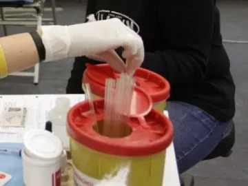 Студенти даряват кръв