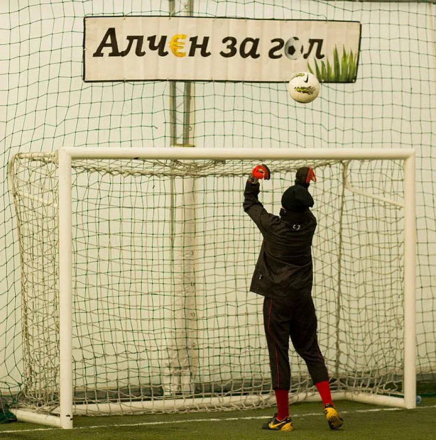 Във футбола по двойки и 5 човека стигат за яко дерби