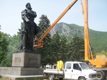 Мият паметник на Ботев с препарат за коли