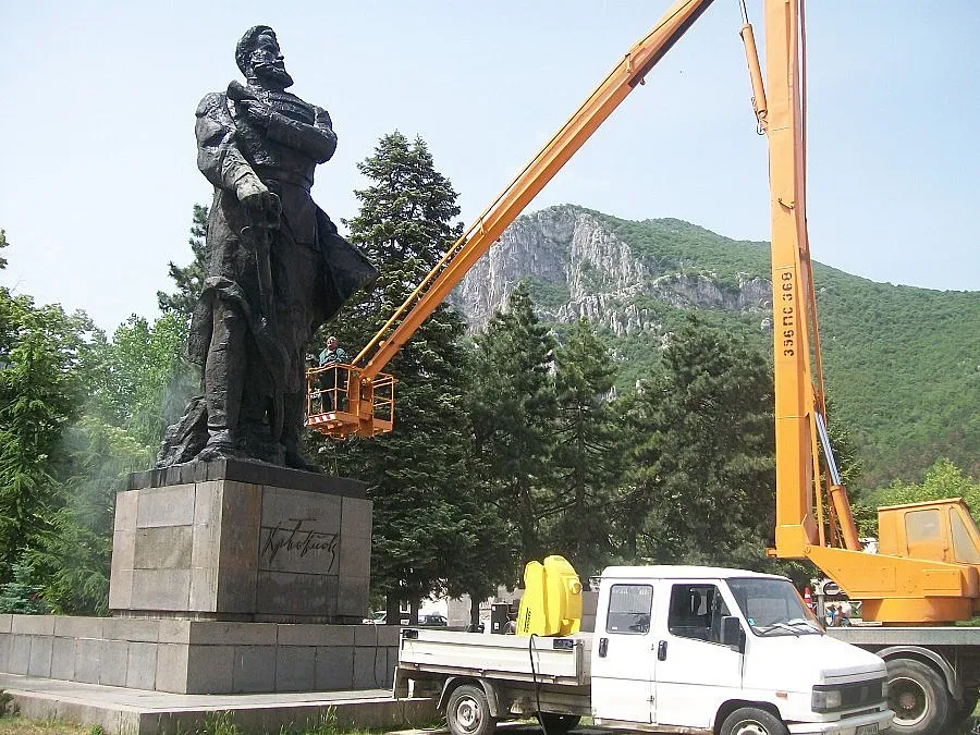 Мият паметник на Ботев с препарат за коли