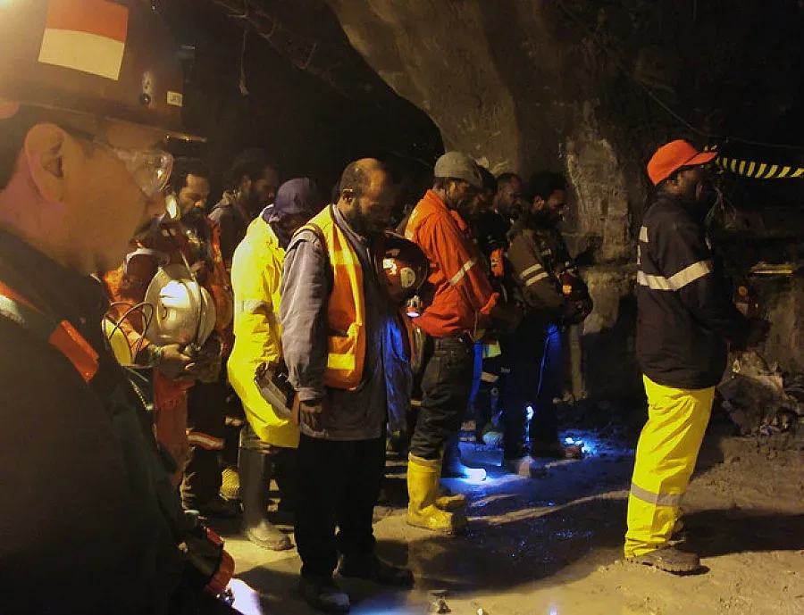 Поне 14 загинаха при срутване в най-голямата златна мина