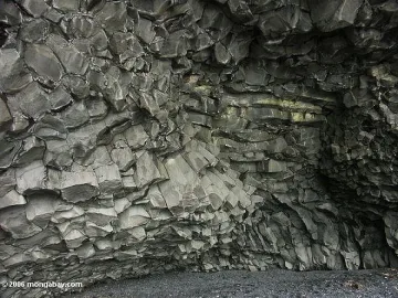 Решават с референдум съдбата на кариери за базалт