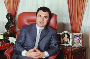 Краля на цимента спасява Гърция