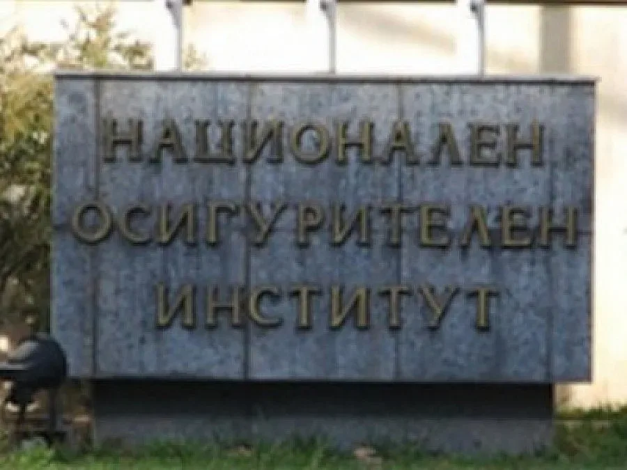 Фирмите следят болничните в нета