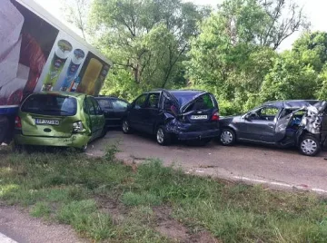 ТИР помете 6 коли, поне 10 души са пострадали