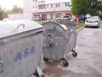 Съмнителни типове ровят боклука на областна управителка