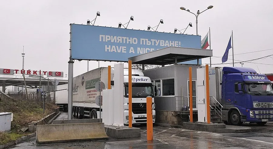 Опашките на турската граница намаляват