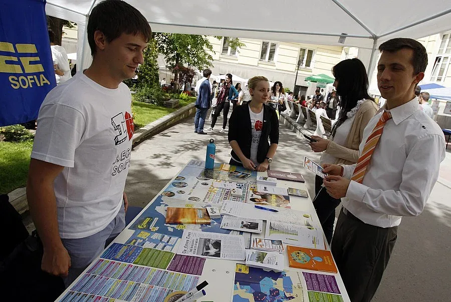 1000 висшисти в битка за 49 учители