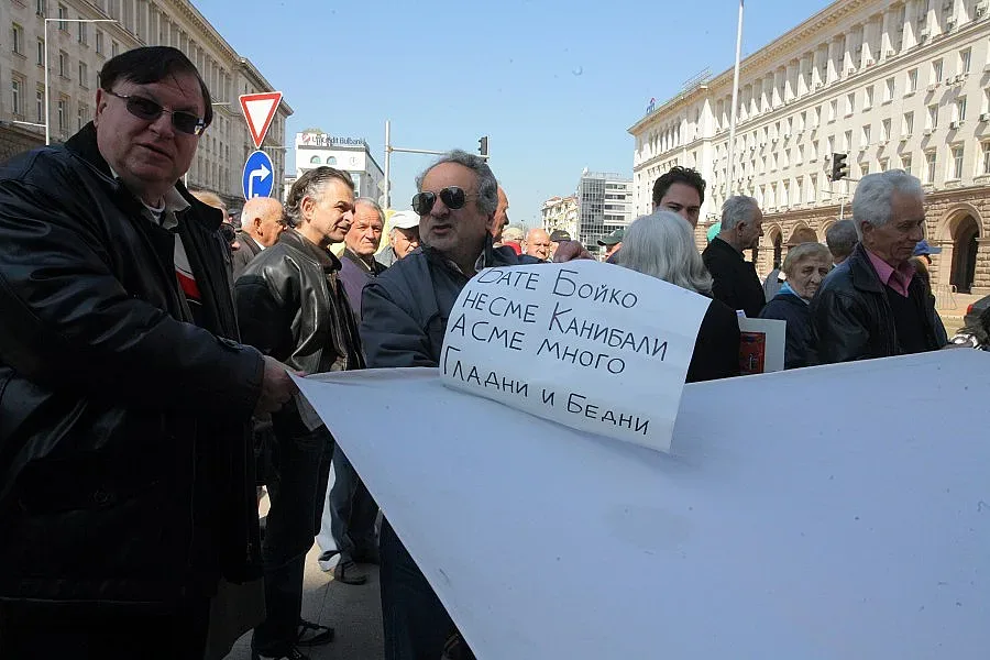 Вдигат пенсии с пари за партии