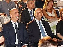 Радев отиде на море. Но всички гледат жена му! /СНИМКИ/