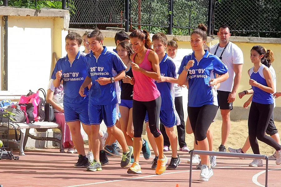 Ученици пеят на Ивет