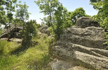 Часовникът под Асара насред златни мини