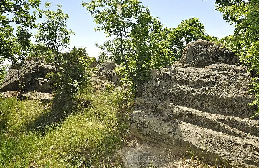 Часовникът под Асара насред златни мини