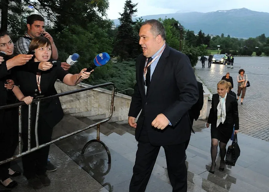 Слави Бинев сключил сделка с партия Х