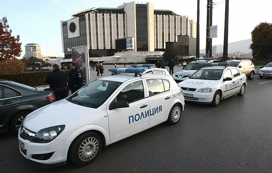 Автокрадец - рецидивист плаши полицаи с оръжие