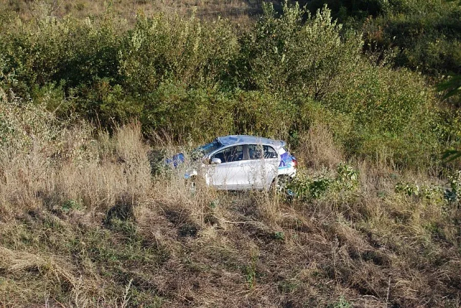 Младеж падна в пропаст с колата си