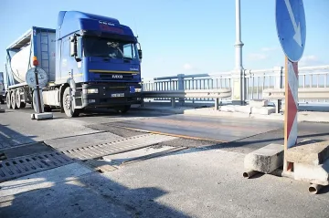 ТИР се обърна край Перник