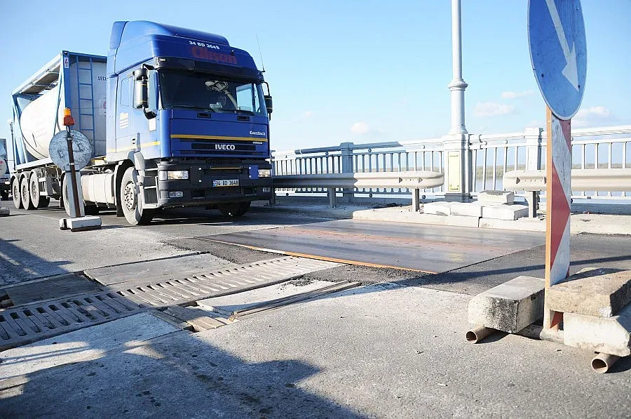 ТИР се обърна край Перник