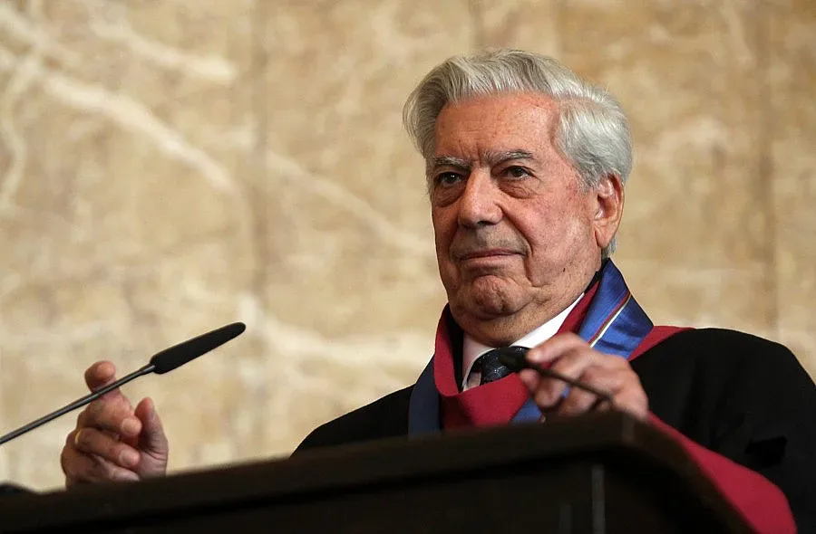 Овации за Льоса в Алма Матер