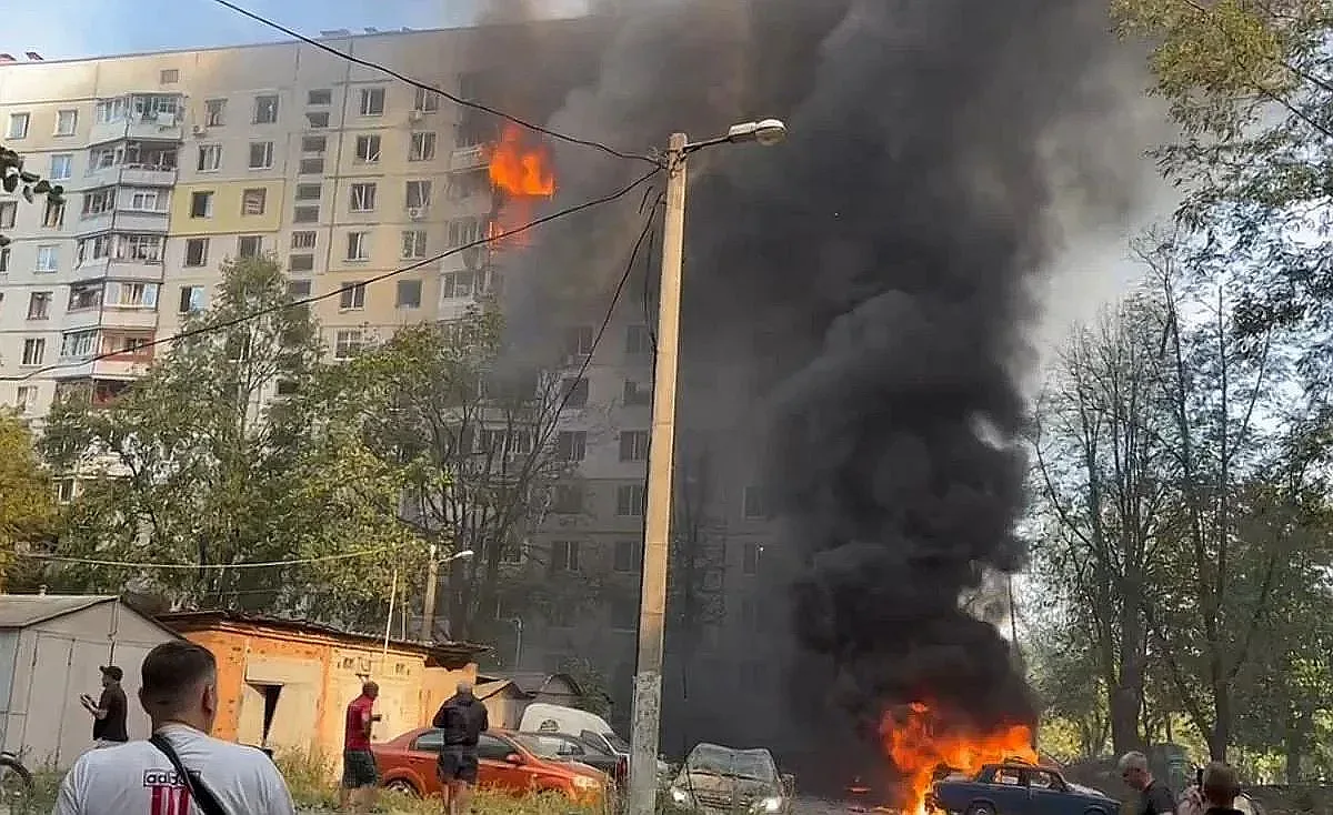 Руска бомба подпали жилищен блок в Украйна. Има жертви