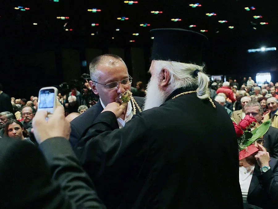 Отец Стоян реди молитви за БСП