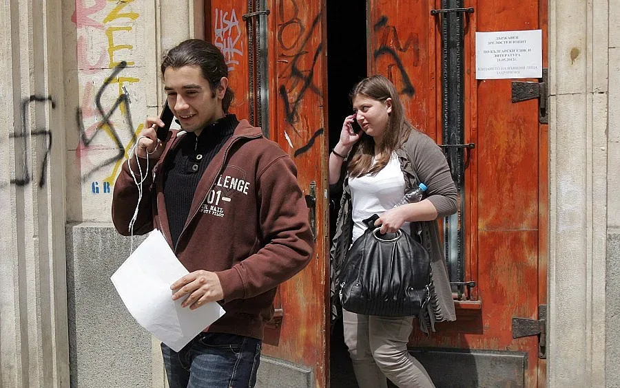 Дават за изпита слушалки под наем